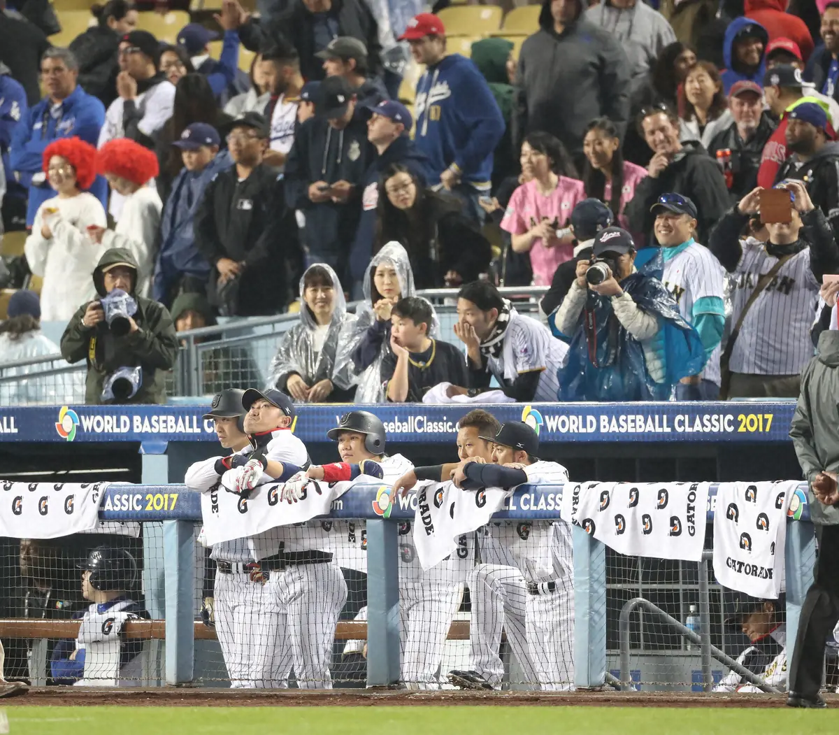【画像・写真】17年、決勝進出を逃しガックリの（左から）鈴木、内川、坂本、中田、菊池、小久保監督