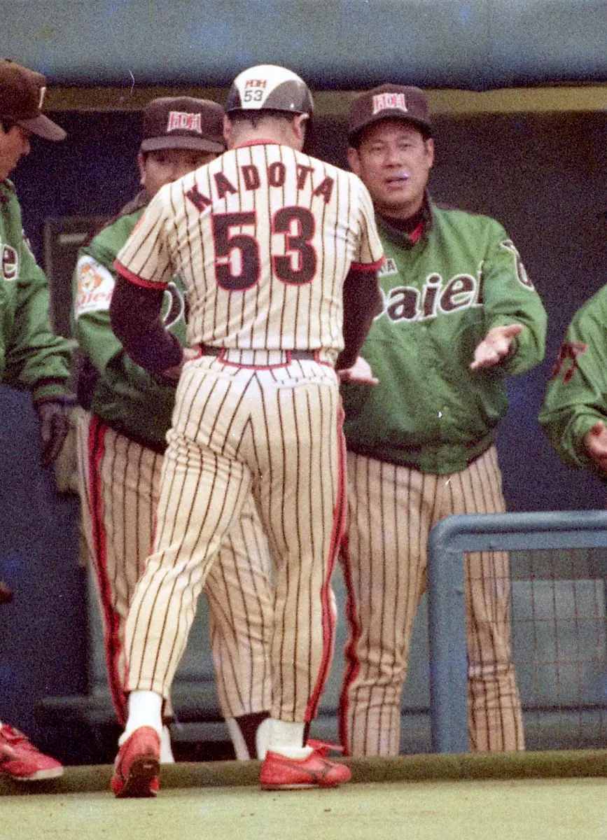 1991年、ダイエー時代に本塁打を放った門田さんを出迎える田淵監督