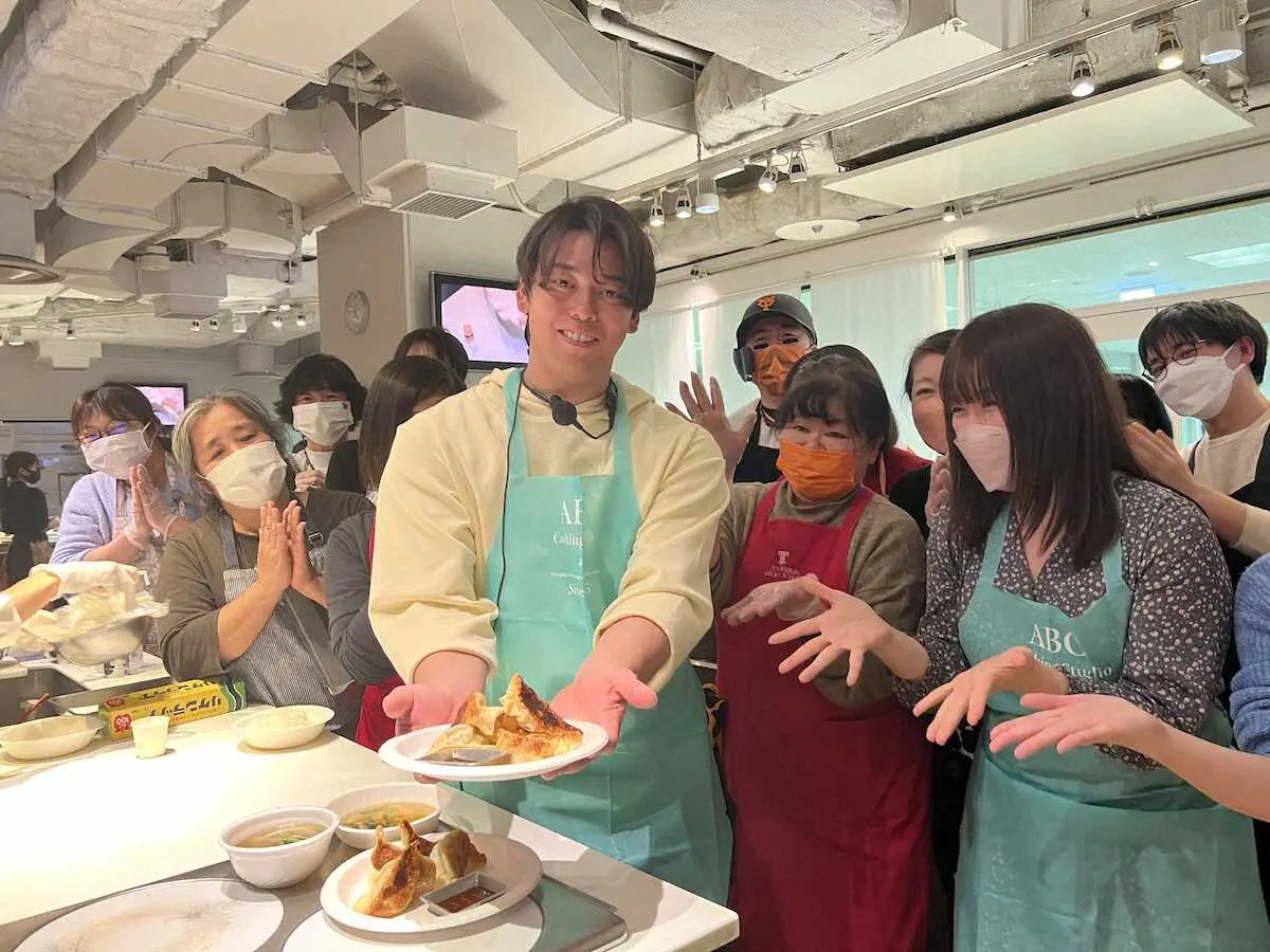 【画像・写真】料理男子の巨人高梨がABCクッキングスタジオとのコラボ企画で皮から作る本格的な餃子作りに挑戦
