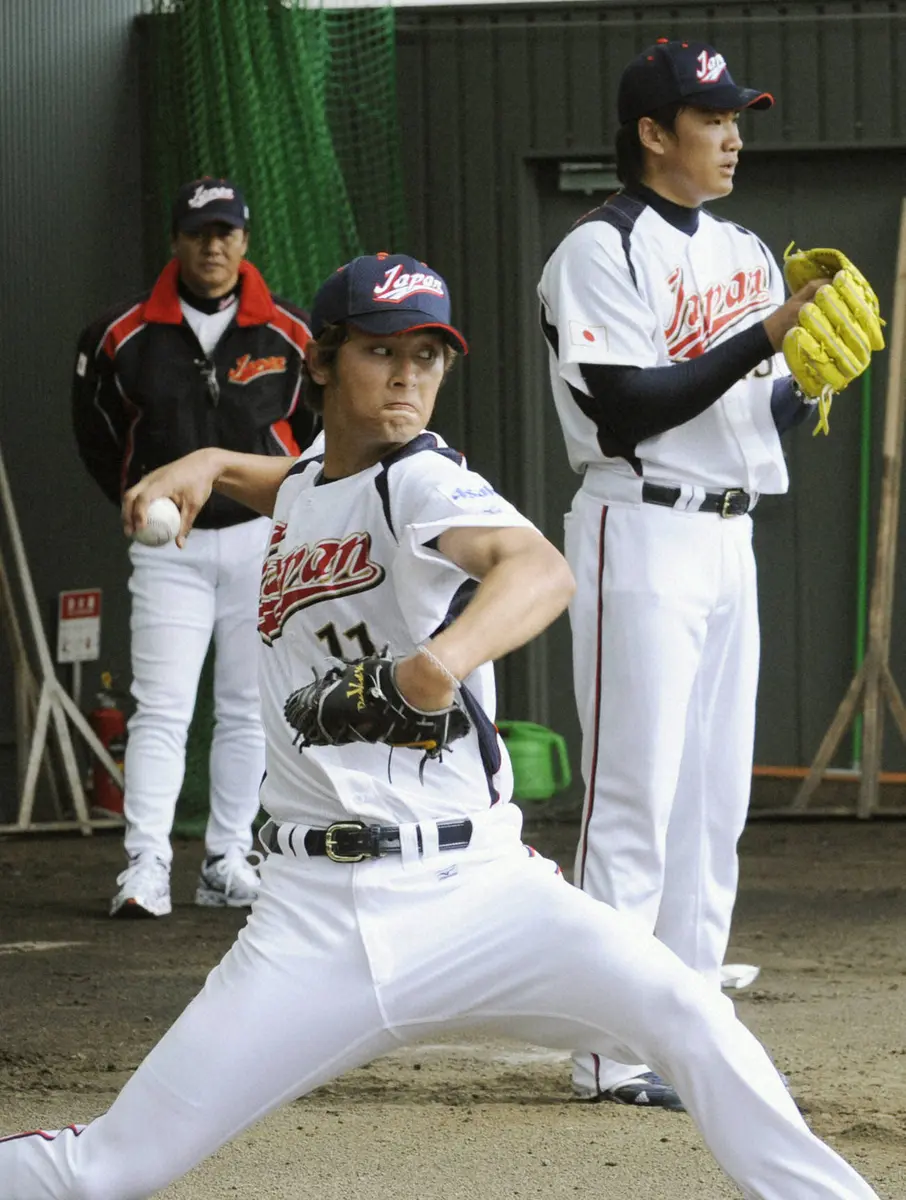 2009年2月、ＷＢＣ日本代表の宮崎合宿のブルペンで投球練習する日本ハム・ダルビッシュ（左）と楽天・田中将大