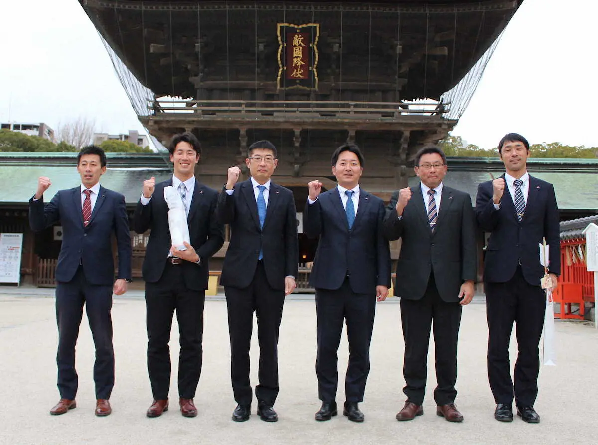 中野滋樹新監督（右から3人目）が率いる社会人野球のJR九州が福岡・筥崎宮で必勝祈願