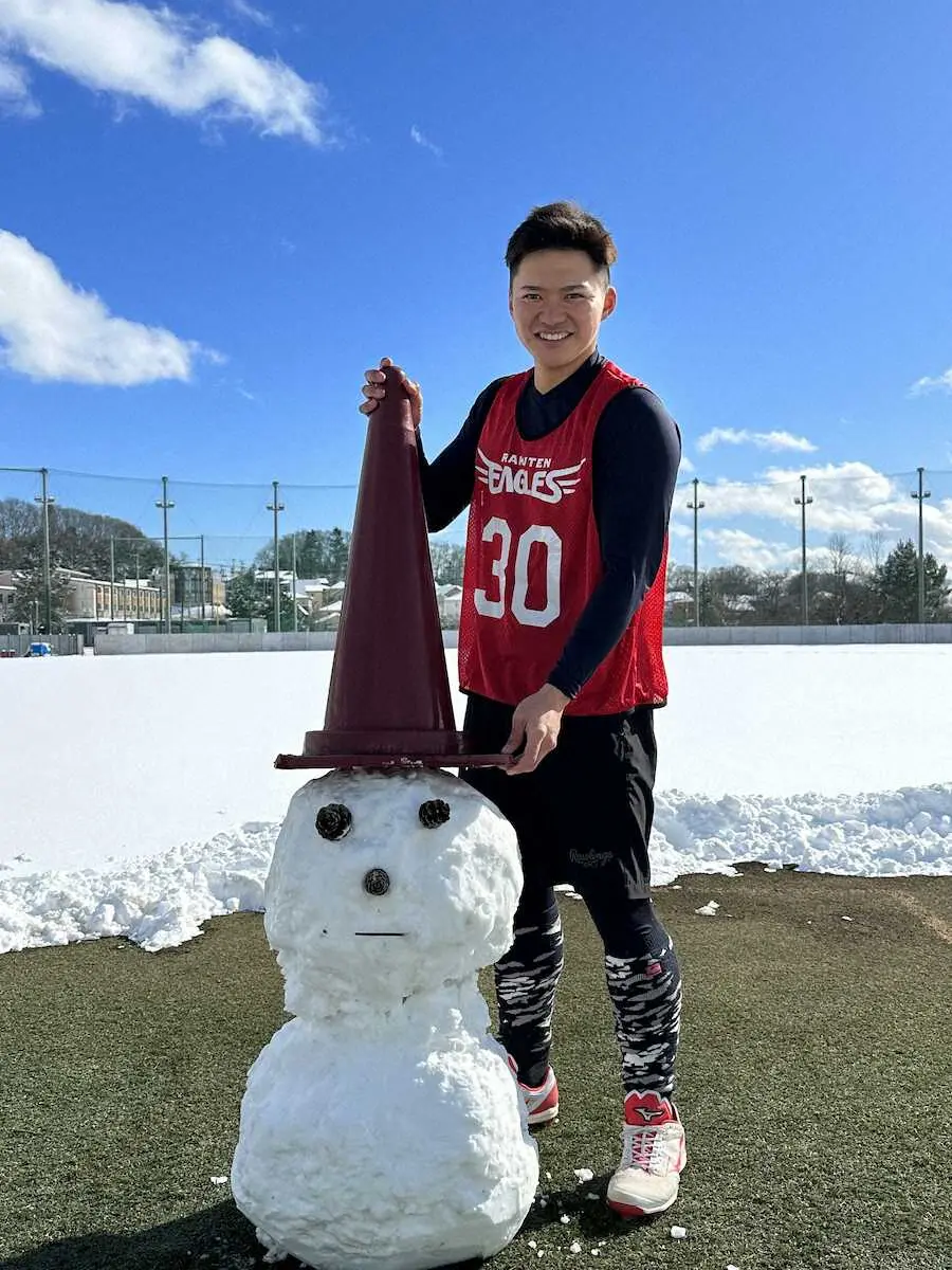 【画像・写真】楽天ドラ5・平良　沖縄で故郷1号だ！人生初の雪だるまも披露
