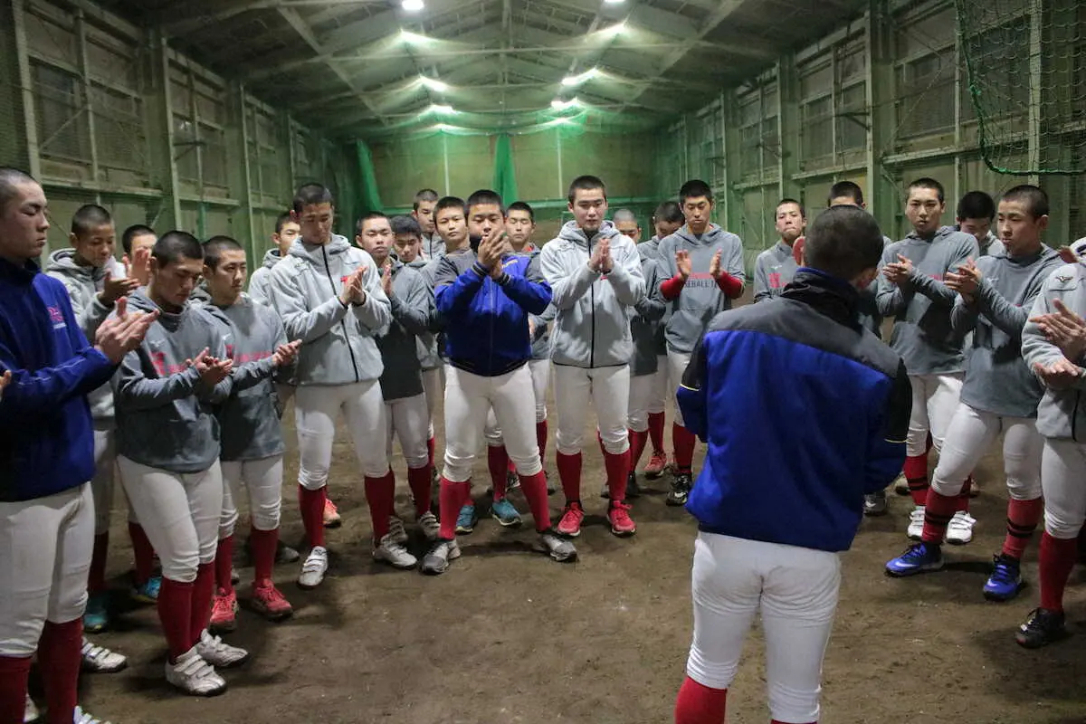 【画像・写真】北陸、阪急モチーフの赤色ユニホームで34年ぶり聖地へ　林監督「思いっきりやってほしい」