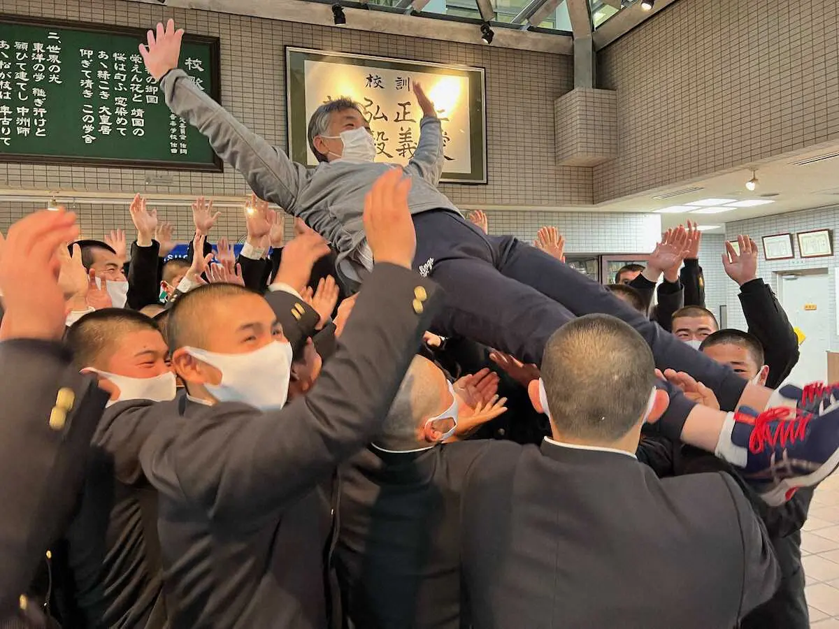 【画像・写真】二松学舎大付“滑り込み”春切符　昨夏1年生で聖地弾・片井「感謝して日本一目指す」