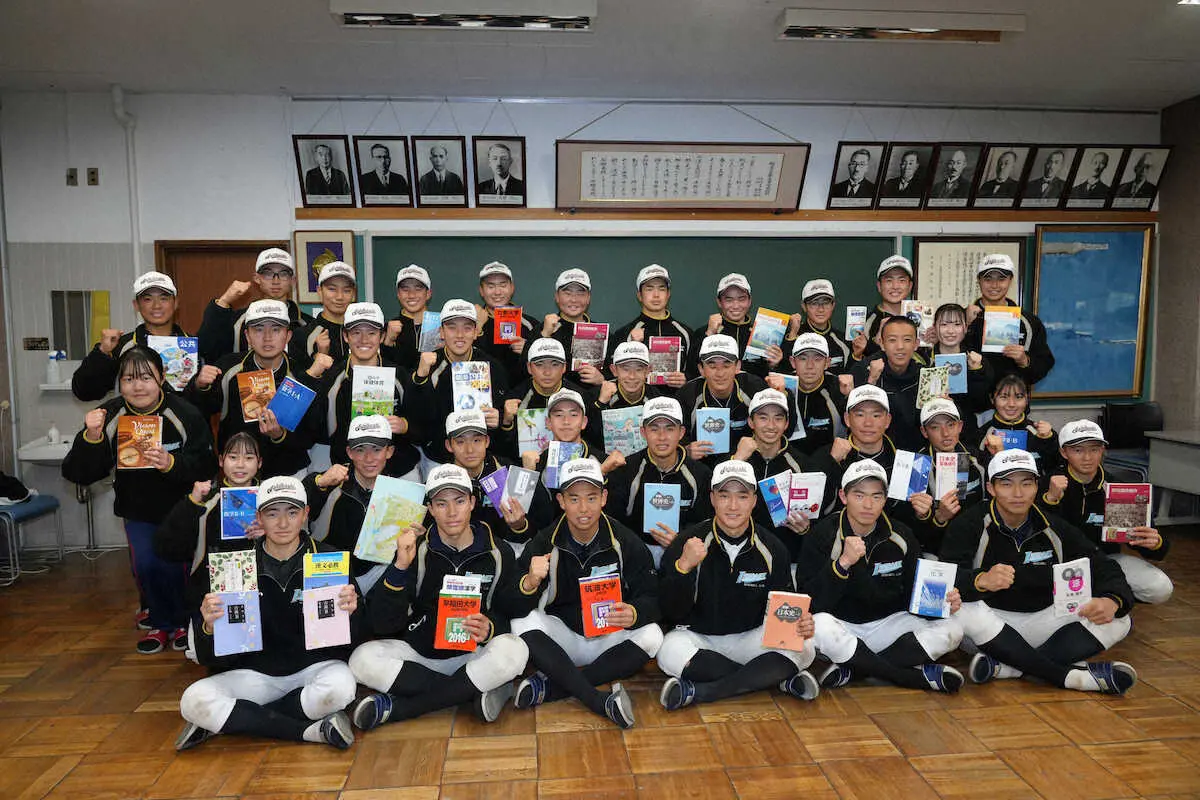 【画像・写真】石橋　三度目の正直で初切符　帽子のつばの裏に「苦」　横松主将「苦しんだからこそ、楽しむ」