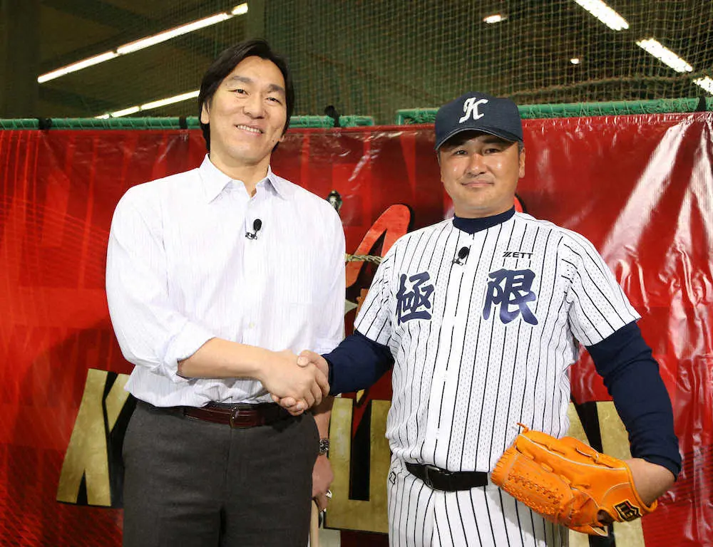 13年、テレビの収録で握手する河野和洋氏（右）と松井秀喜氏