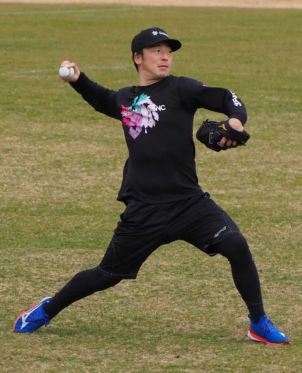 【画像・写真】塁間の距離のキャッチボールで力強いボールを投げるロッテ・美馬