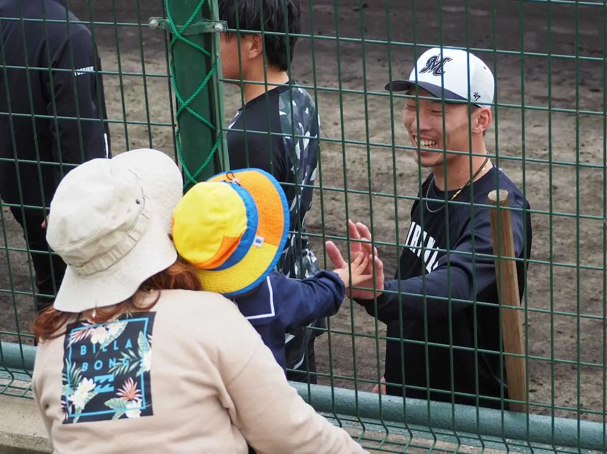 【画像・写真】キャンプ地にファンが戻ってきた！　「子供大好き」ロッテ・高部は笑顔でハイタッチ