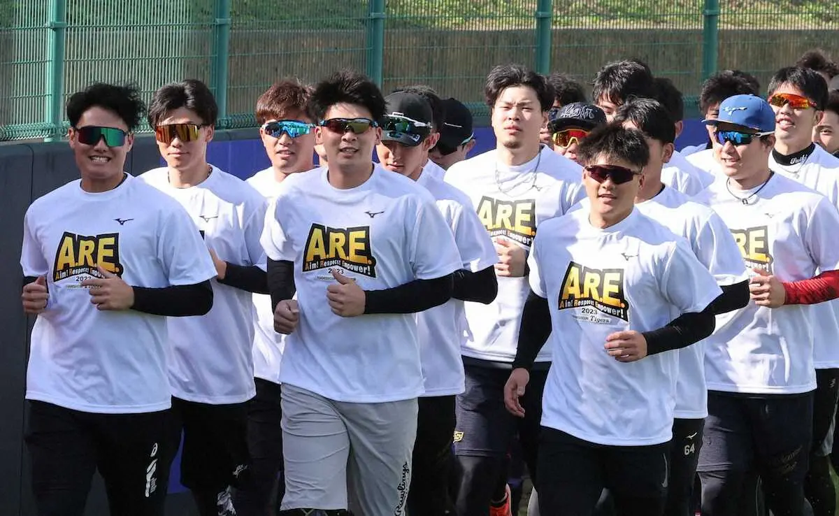 【画像・写真】阪神1軍の沖縄先乗り自主トレ開始　「ARE」Tシャツで早速一丸ぶり発揮