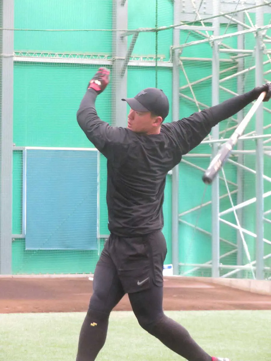 【画像・写真】楽天・安田　「柳田スイング」で20発だ！合同自主トレで「全部変えた」