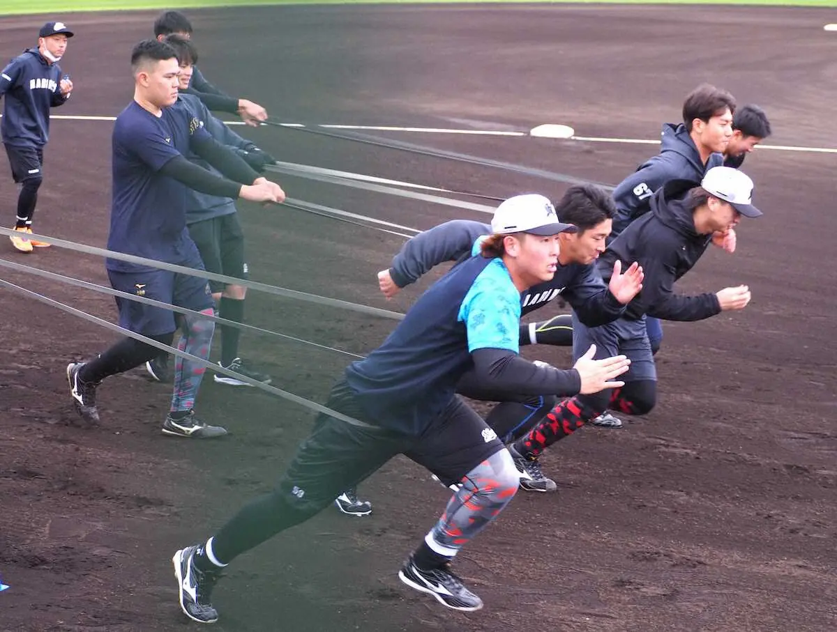 【画像・写真】ロッテのキャンプ地に本田圭佑!!　3年目の西川“神対面”ならず「直接会いたかった」