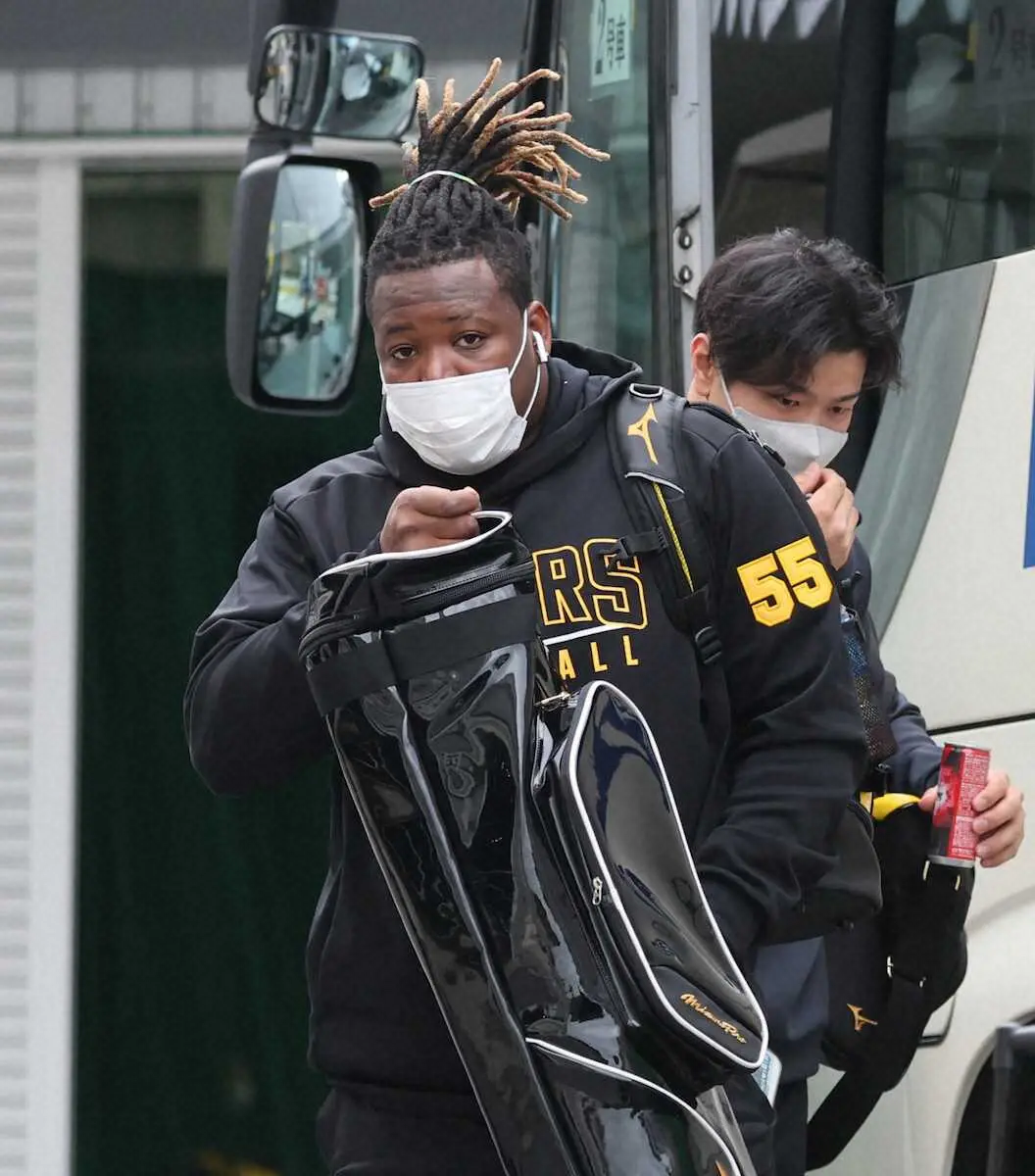 【画像・写真】阪神の新助っ人・ミエセスが合同自主トレに電撃合流　新外国人では異例の“緊急参戦”