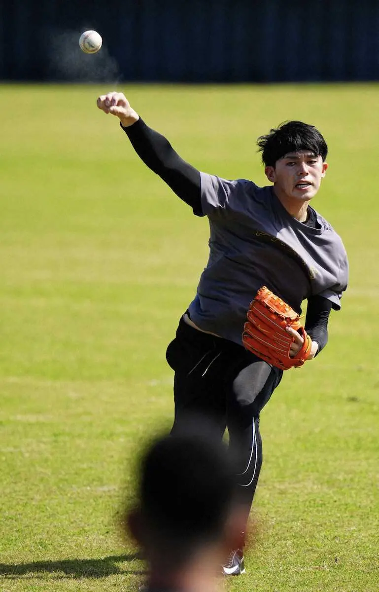 【画像・写真】佐々木朗希が石垣島で自主トレ　WBC球でキャッチボール＆ノックも