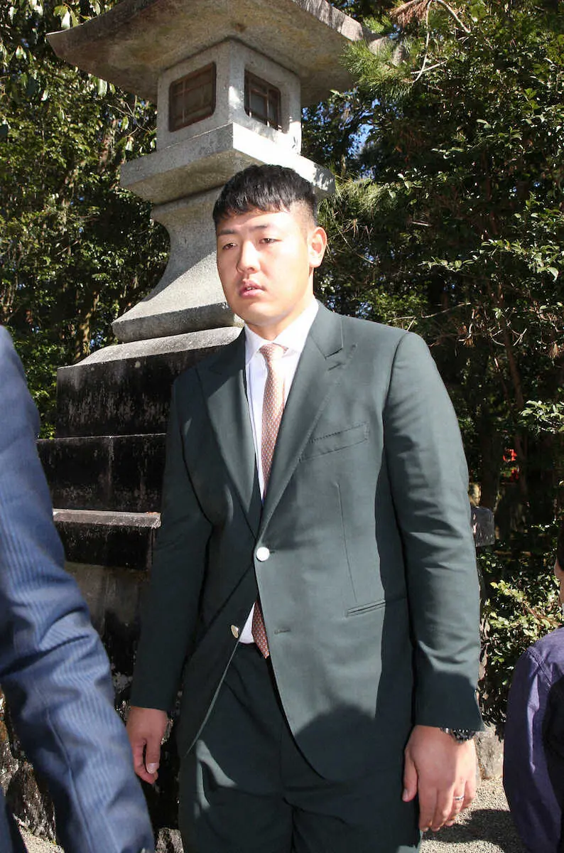 【画像・写真】巨人・岡本新主将　宮崎神宮参拝に気持ち新た「一日一日悔いを残さないように練習に取り組みたい」