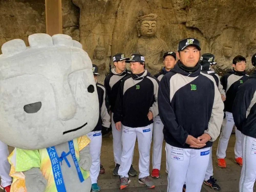 【画像・写真】独立リーグの大分B―リングスで現役続行の内川がキャンプイン 国宝・臼杵石仏で優勝誓う