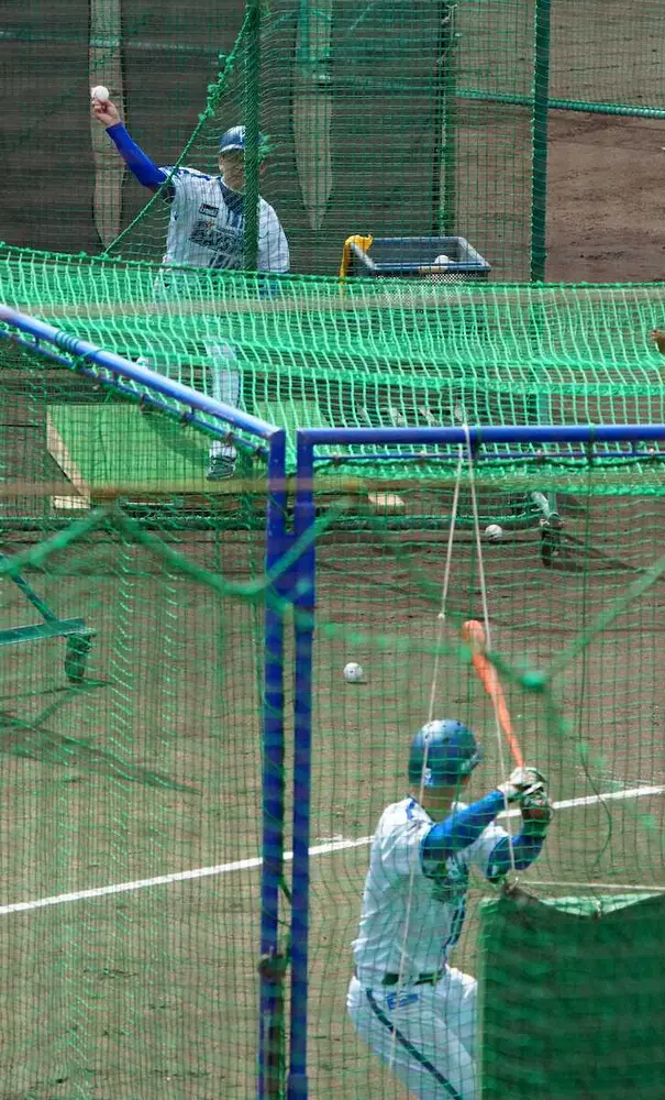 【画像・写真】DeNA番長 黄金ルーキー・松尾のランチ特打の打撃投手務め「高卒ルーキーということを忘れた」