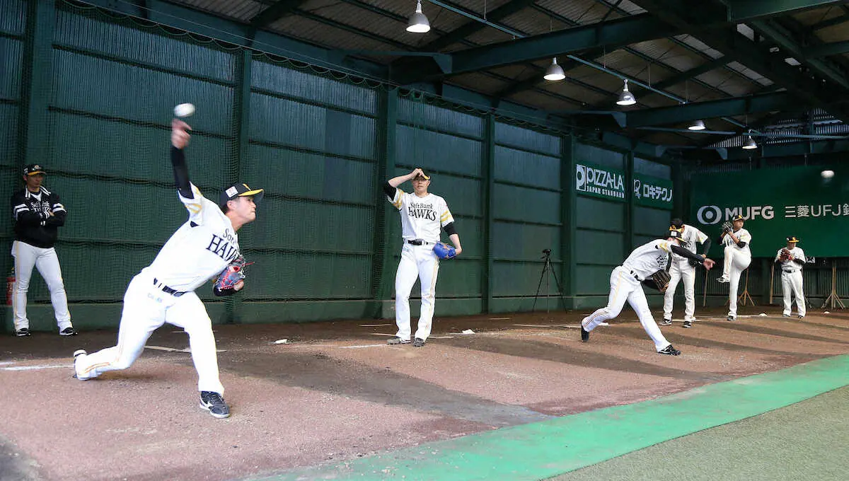 【画像・写真】キャンプ初日から大盛況！ソフトバンクA組18投手がブルペン入りでアピール合戦