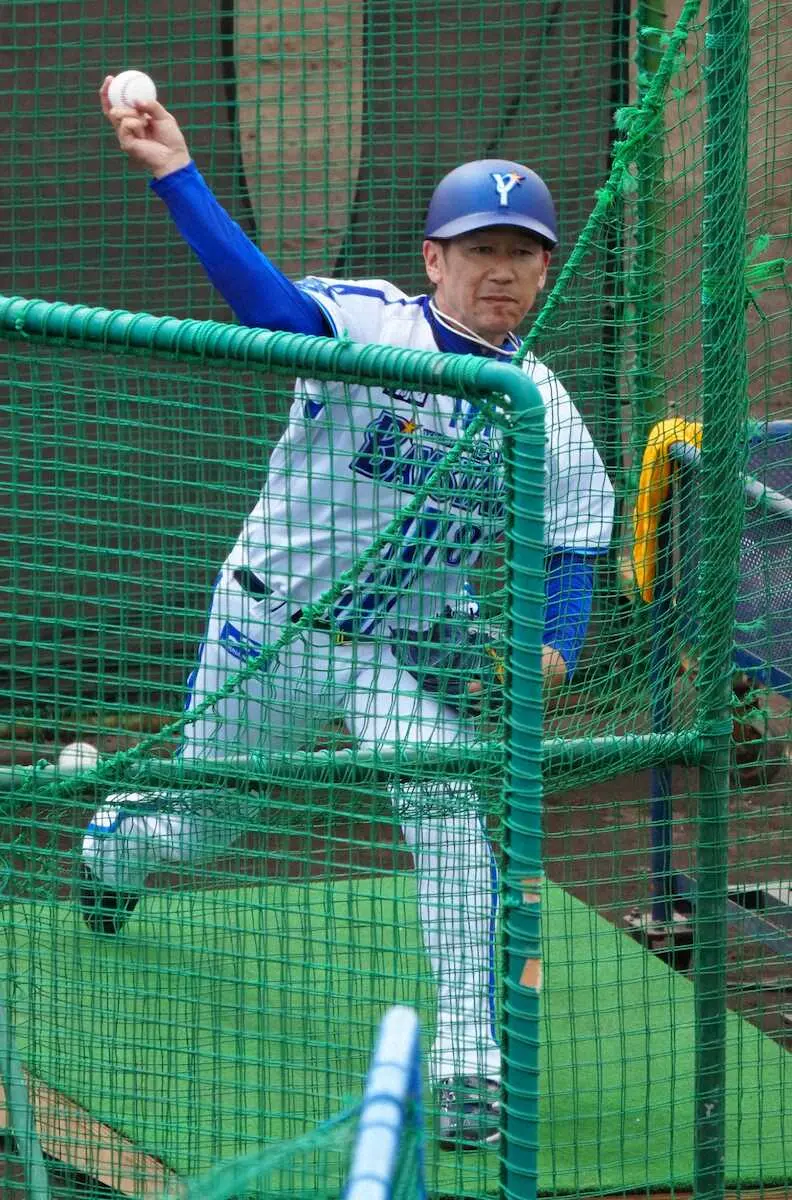 【画像・写真】【キャンプ隠しマイク】DeNA三浦監督、打撃投手でさすがの制球　ドラ1ルーキーの見逃しに…