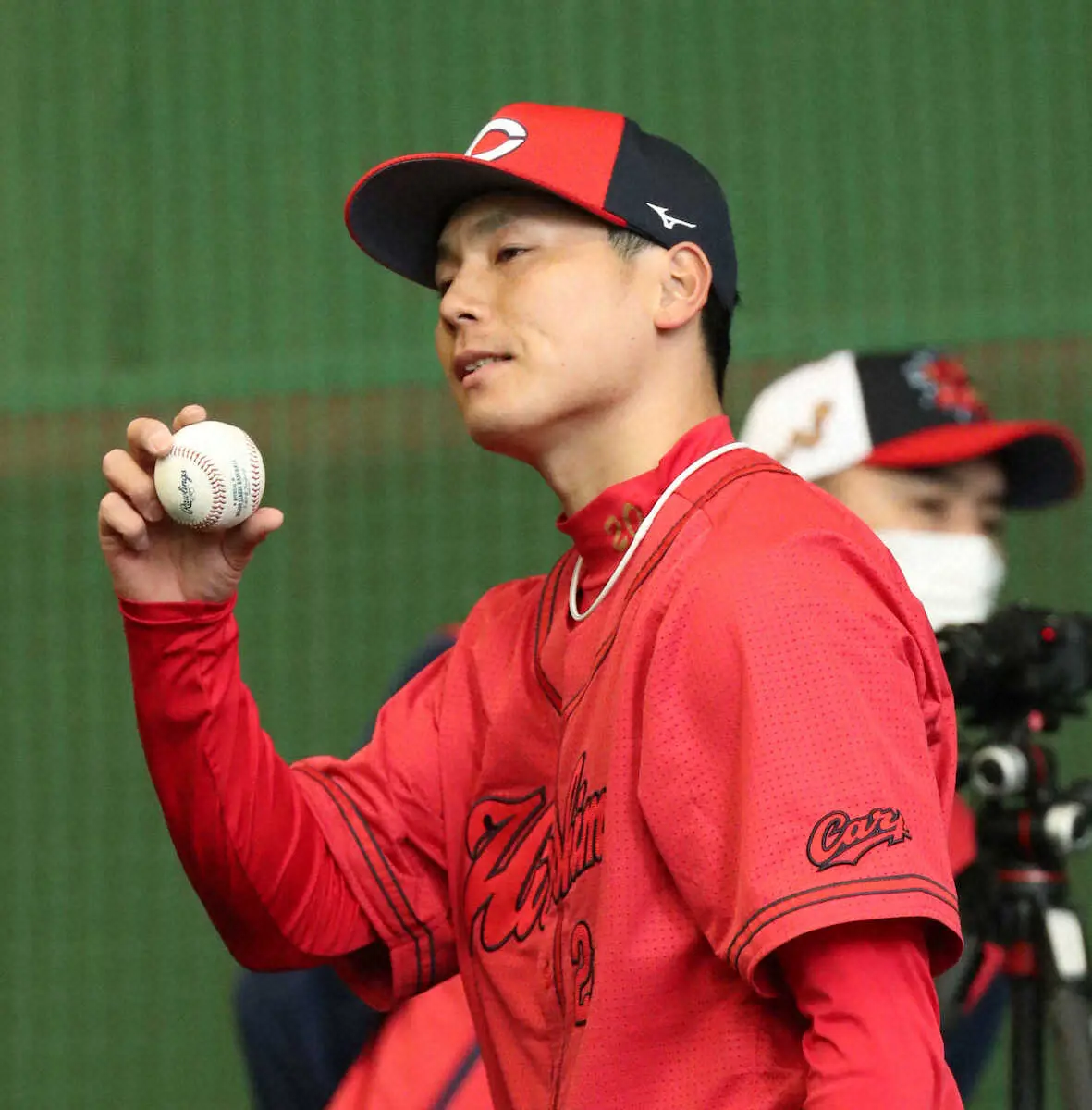【画像・写真】侍ジャパン選出の広島・栗林がキャンプ初ブルペン　新井監督も「ナイスボール」と納得顔！　