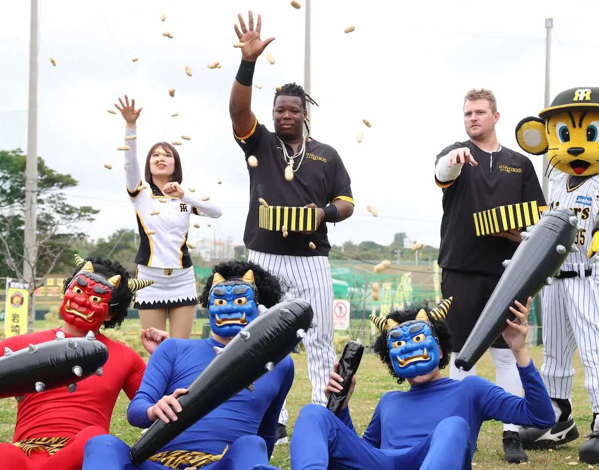 【画像・写真】阪神のノイジー、ミエセスが豆まきに挑戦、これもジャパニーズスタイル