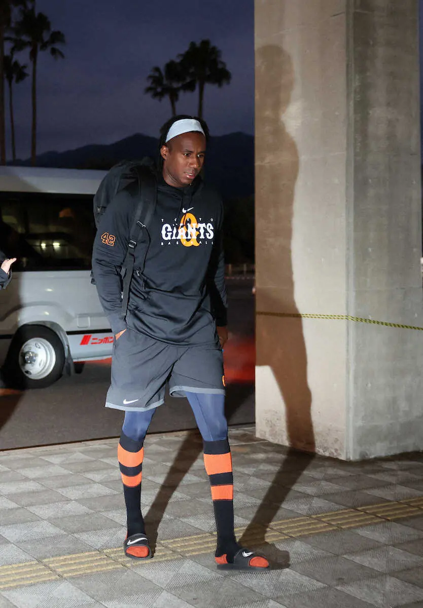 【画像・写真】巨人　新外国人もアーリーワーク参加　原監督の目の前でチーム打撃練習も