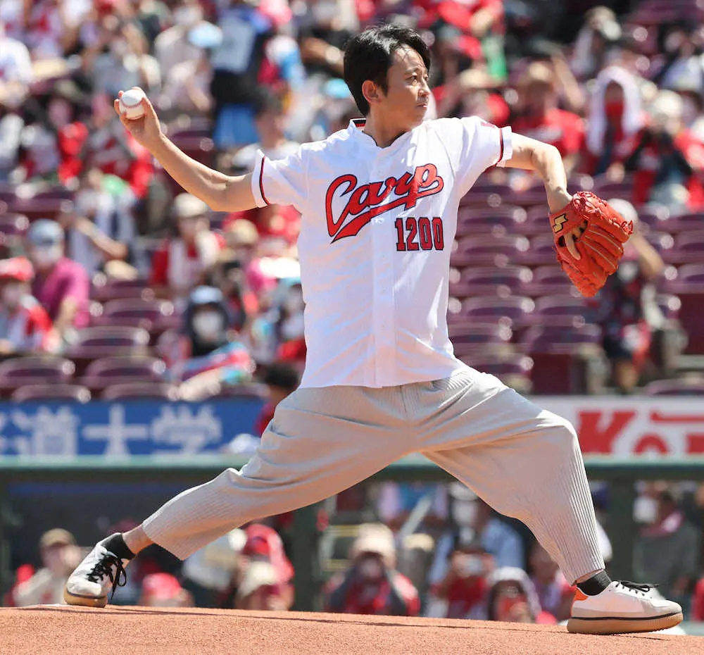 【画像・写真】＜広・D＞始球式を行う有吉弘行（撮影・椎名　航）