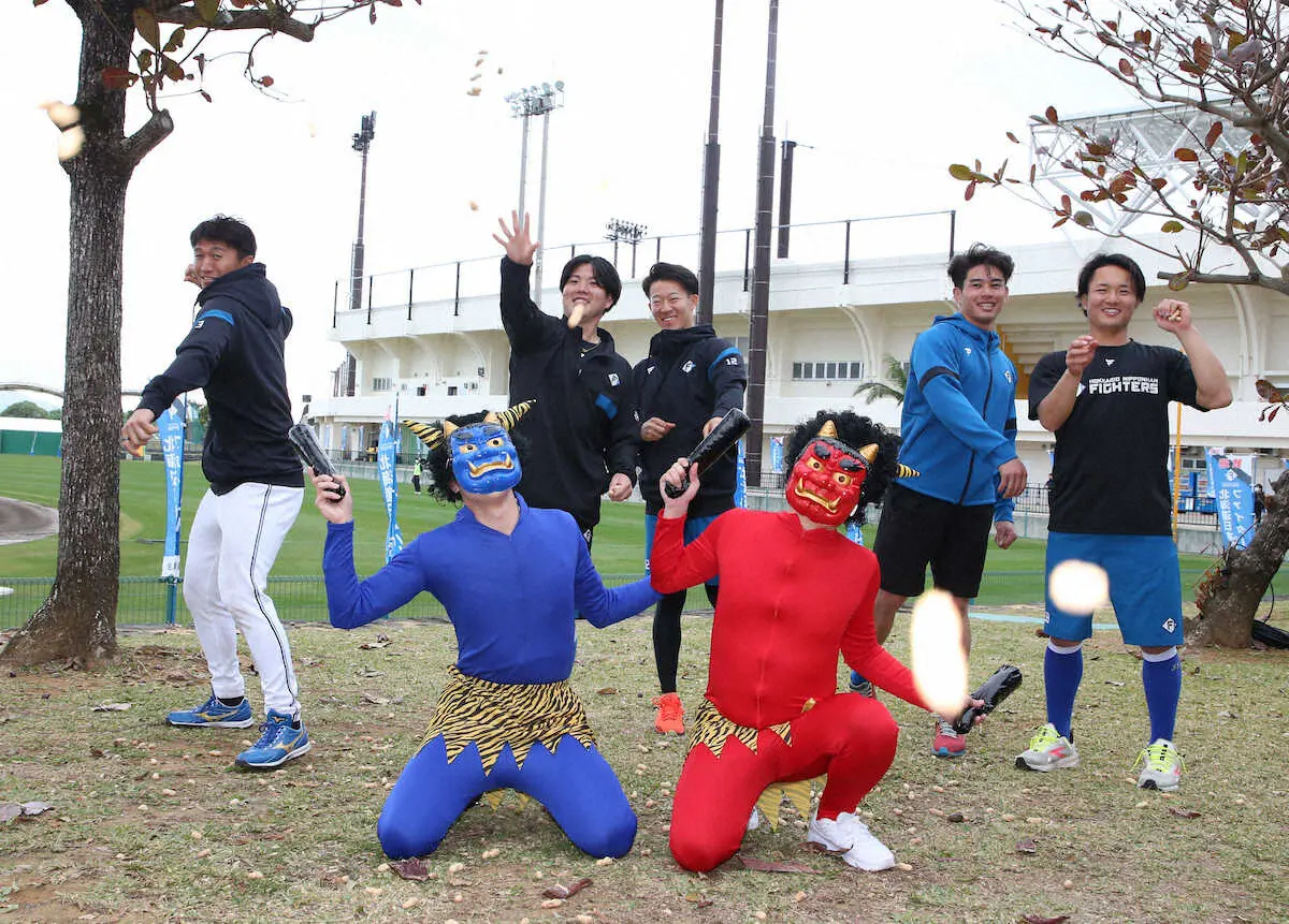 【画像・写真】プロ野球キャンプ各地で豆まき　日本ハム・加藤豪が困惑の初挑戦