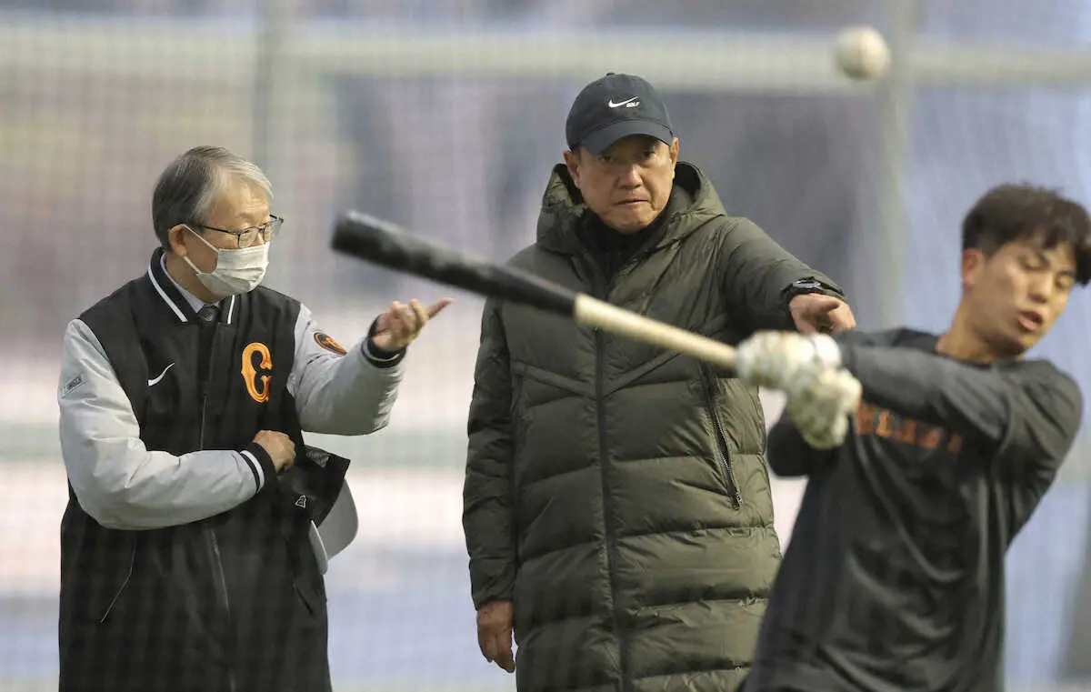 【画像・写真】巨人・山口オーナーがキャンプ視察　午前7時から原監督とともに熱視線「非常に頼もしく」