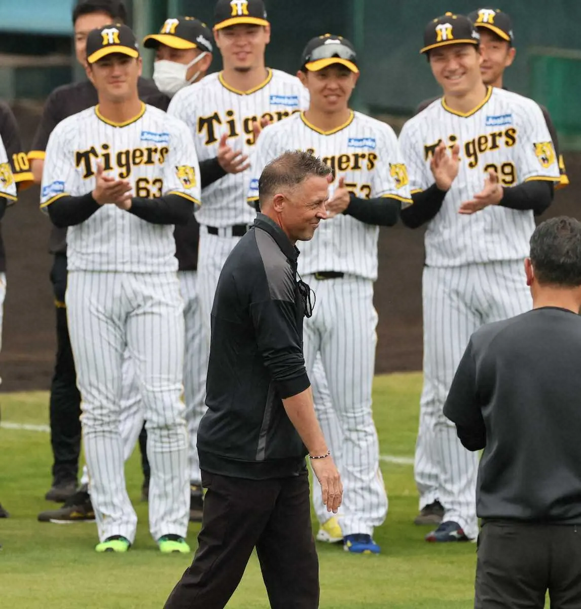 【画像・写真】阪神　「JFK」のウィリアムス駐米スカウトがキャンプ訪問で激アツあいさつ「コトシハ、アレ！」