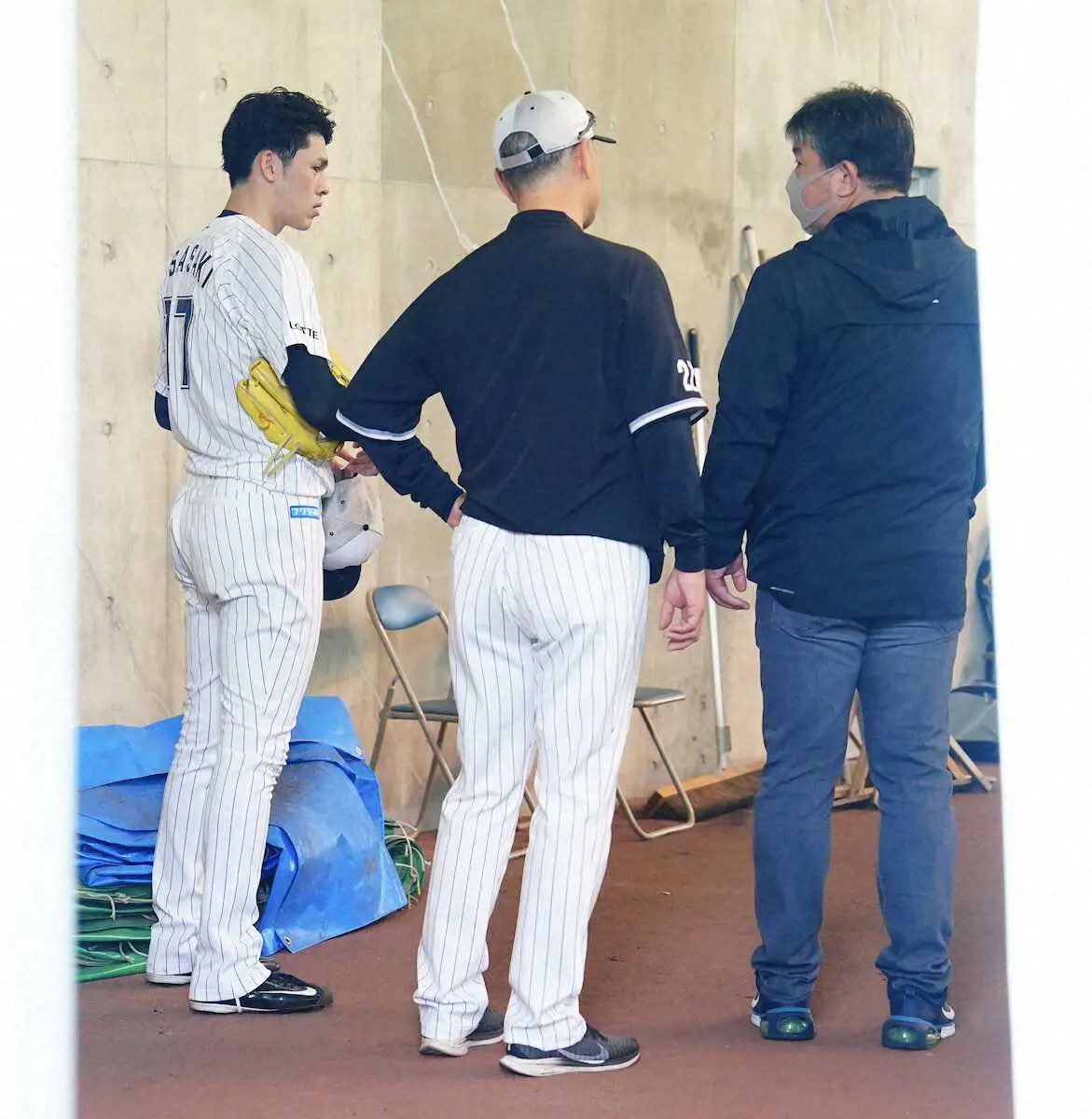 【画像・写真】野茂英雄氏がロッテキャンプ訪問　佐々木朗のブルペンを視察