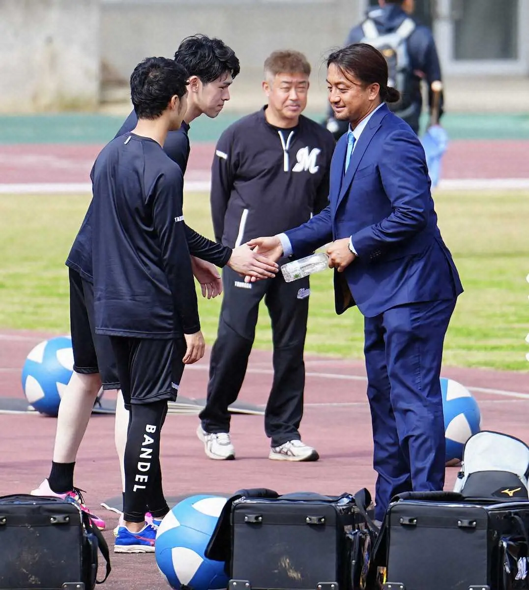 【画像・写真】3年ぶりロッテ復帰の沢村　球場に姿見せる　首脳陣らにあいさつ　5日からキャンプ合流へ