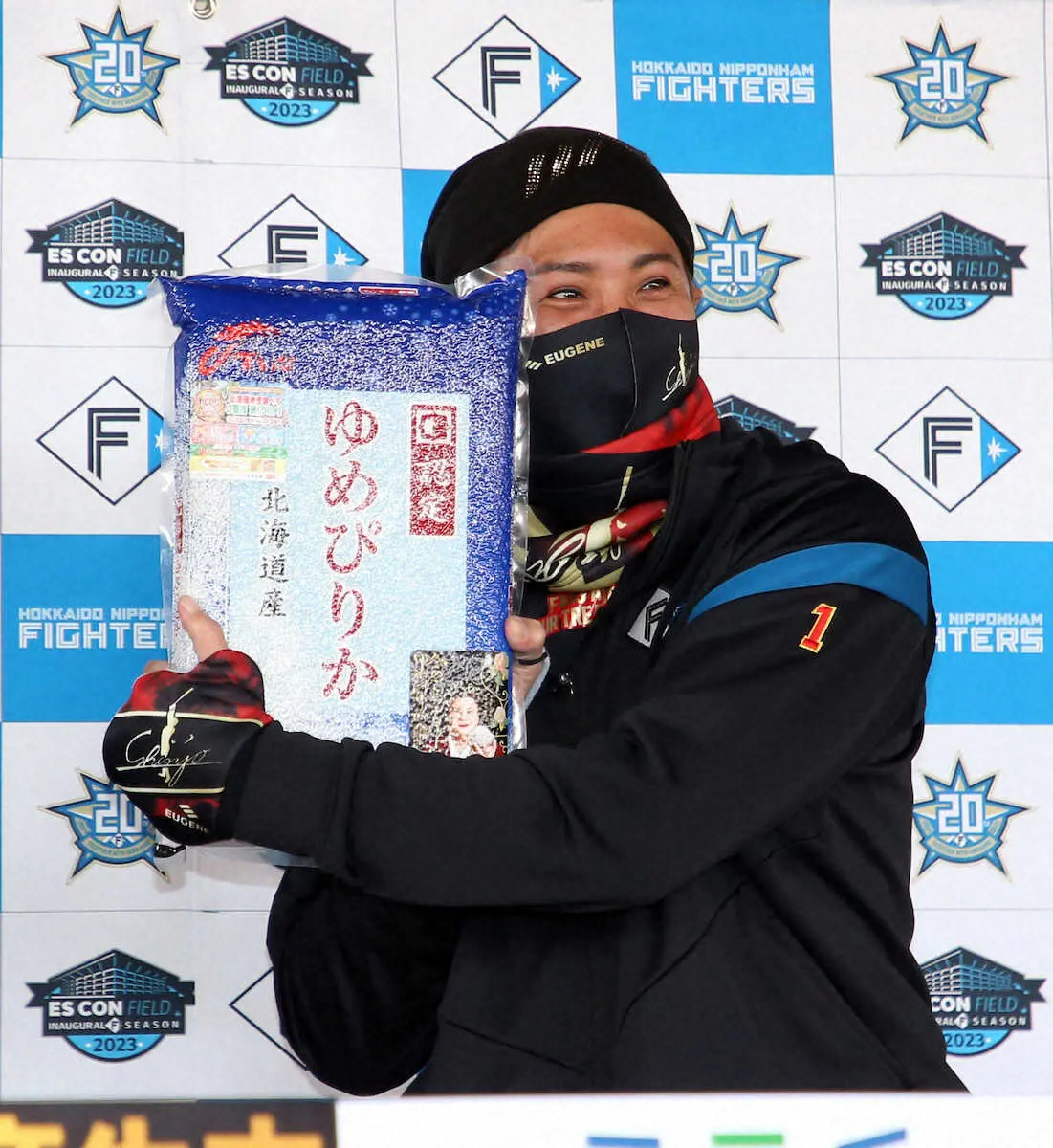 【画像・写真】日本ハム・新庄監督が農畜産物の贈呈式参加　北海道米を手に「オフは毎日食べてた」