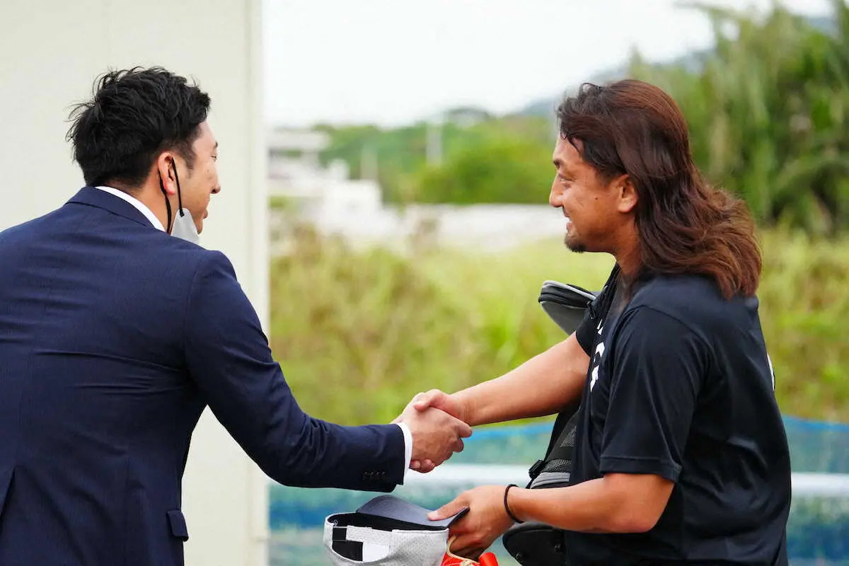 【画像・写真】【キャンプ隠しマイク】ロッテ・吉井監督　沢村の長髪に「伸ばしたくなるんですよ。あの年頃」