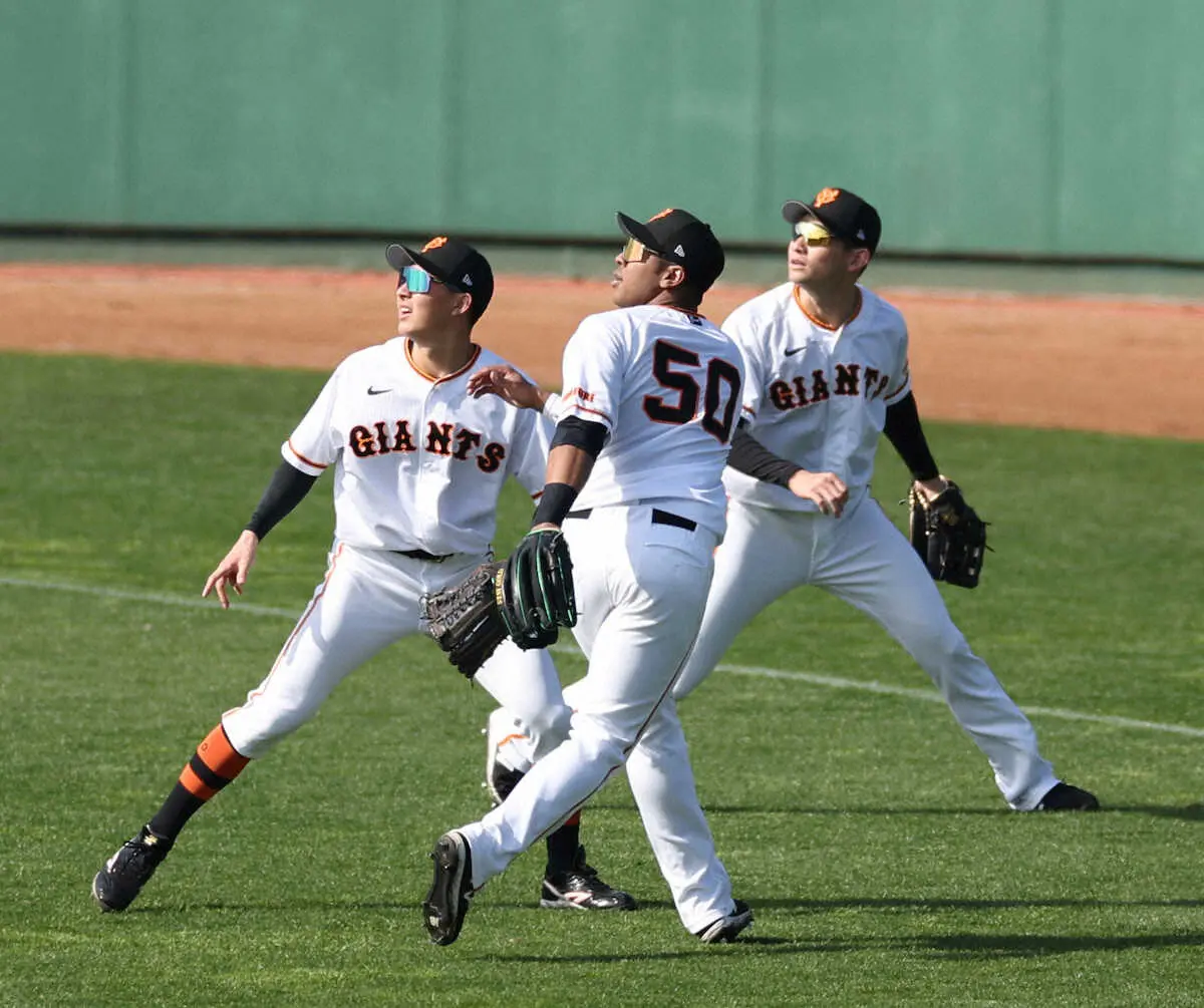 【画像・写真】巨人“3人で1球”外野守備　「競争意識も出る」試合での“お見合い”対策へ掛け声は「got　it！」　