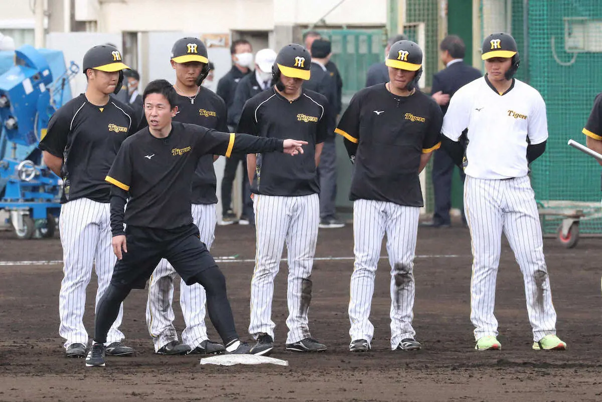 【画像・写真】阪神・赤星臨時コーチ3日目は投手陣に走塁講義　初日から宜野座→具志川とキャンプ地行き来