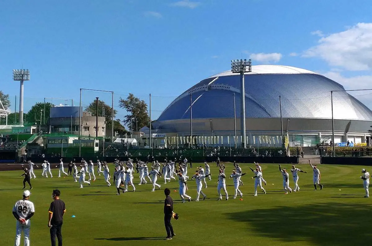 【画像・写真】阪神・榊原コミッショナーがキャンプ視察第1弾で宜野座訪問　阪神フィーバーに期待