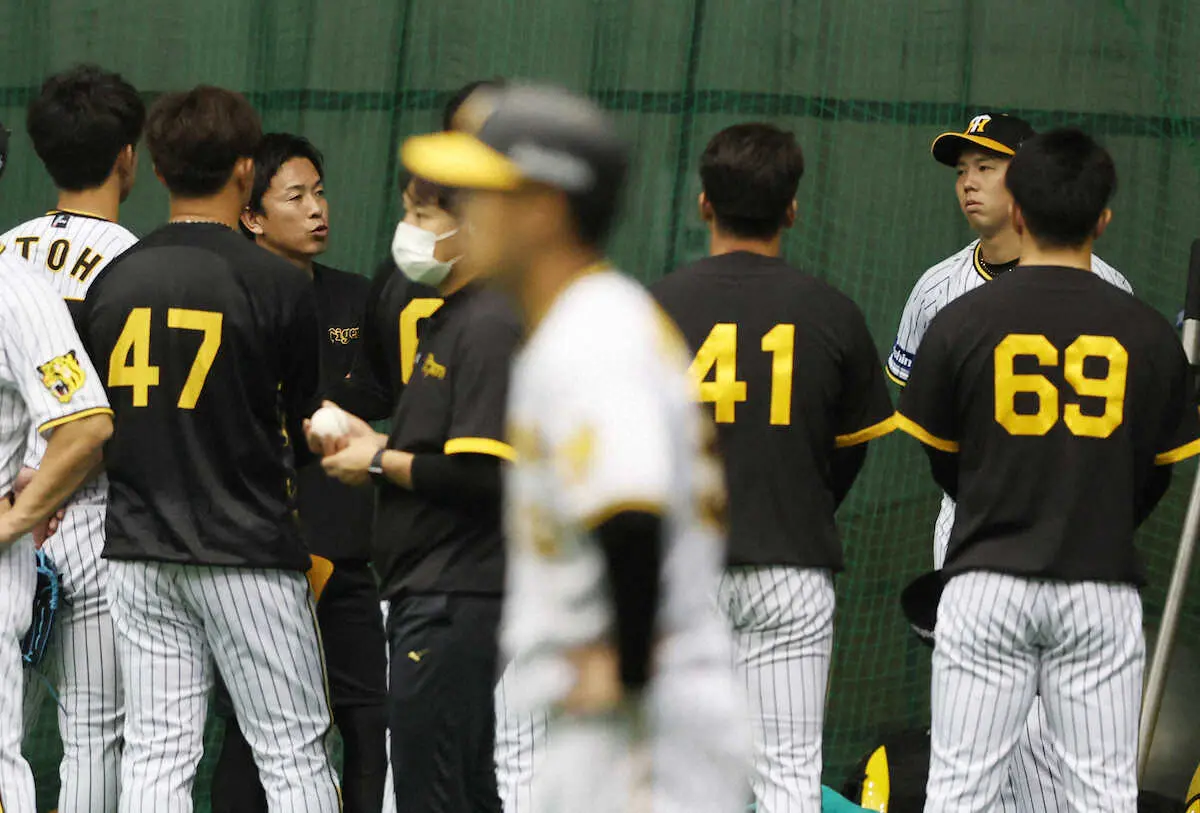 【画像・写真】阪神・青柳　「俺が現役だったら絶対に走りたい選手」と“宣戦布告”された赤星氏に弟子入り、極意学ぶ