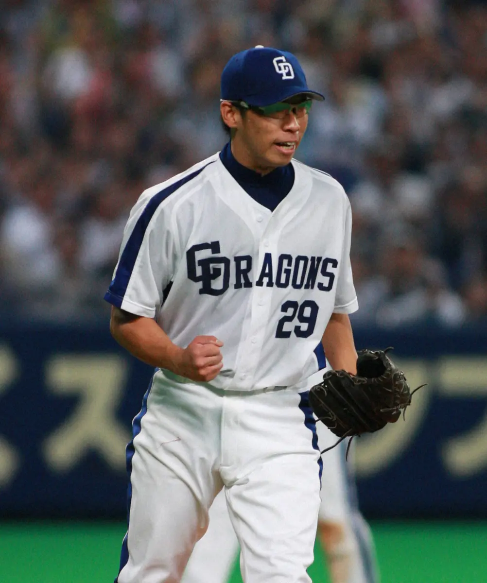 【画像・写真】2007年の日本シリーズ第5戦、ガッツポーズをする中日先発・山井大介投手の右足内側には血痕が見える