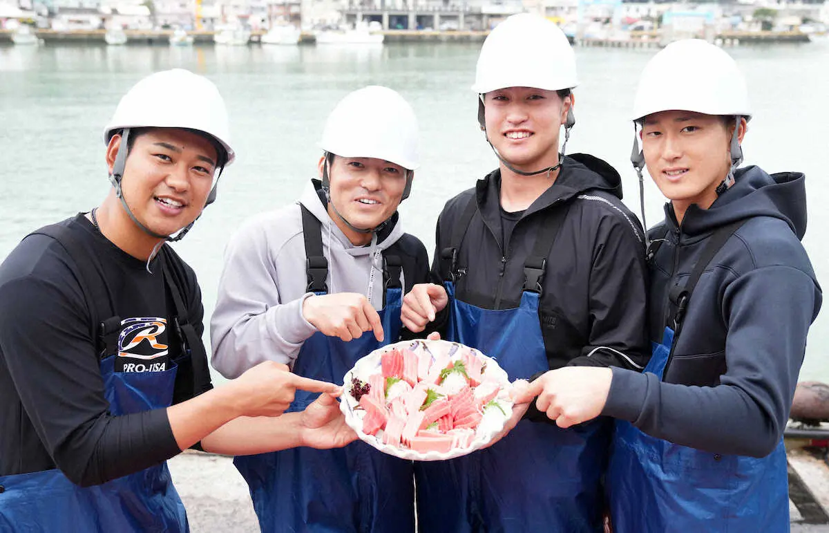 【画像・写真】DeNA・松尾　マグロ養殖場で「餌やり」体験　ヒーローにはマグロ1匹贈呈予定に「頑張る」