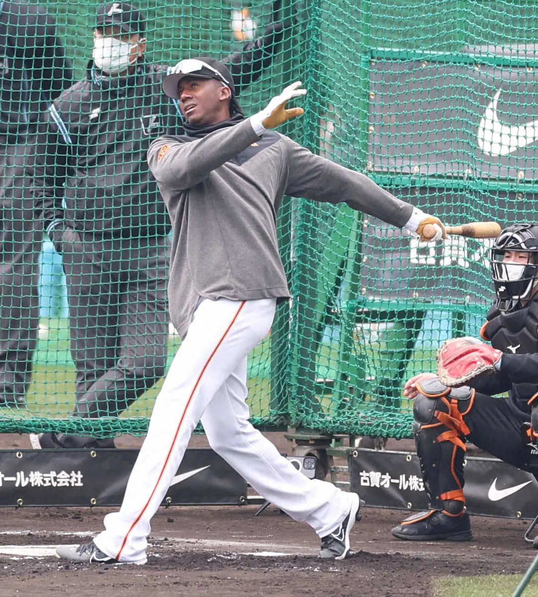 【画像・写真】巨人の新外国人・ブリンソン　ブルペンで打席に立ち、目慣らし　左腕・井上の投球絶賛