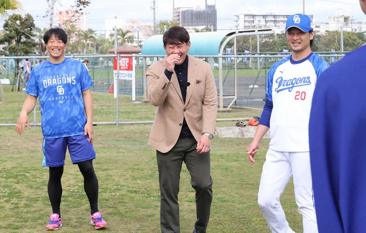 【画像・写真】本紙評論家の松坂大輔氏が中日キャンプ取材　横浜高の後輩・涌井のブルペン投球に「ボールも元気そう」