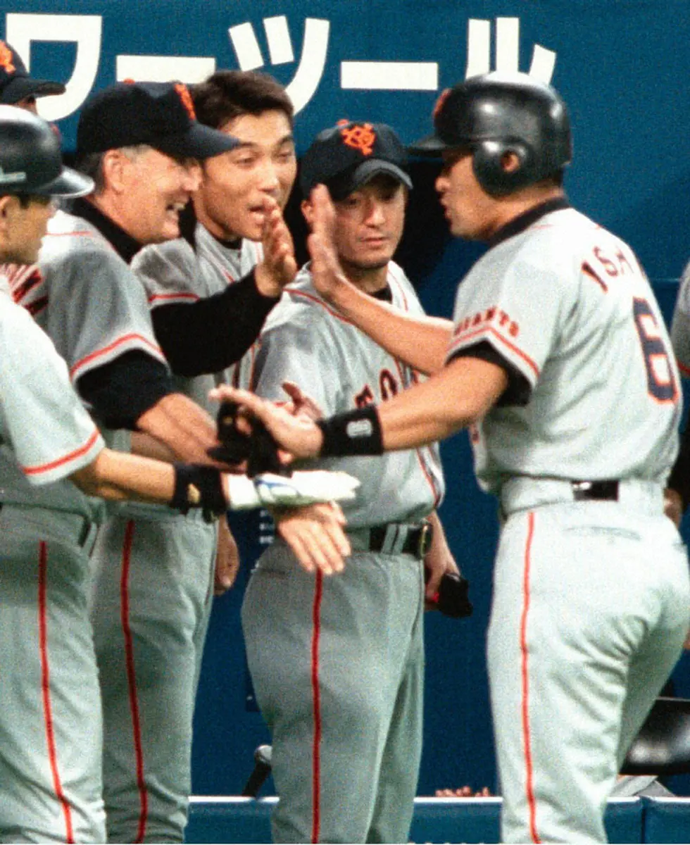 【画像・写真】長嶋監督らに迎えられる巨人・石井浩郎（右端）