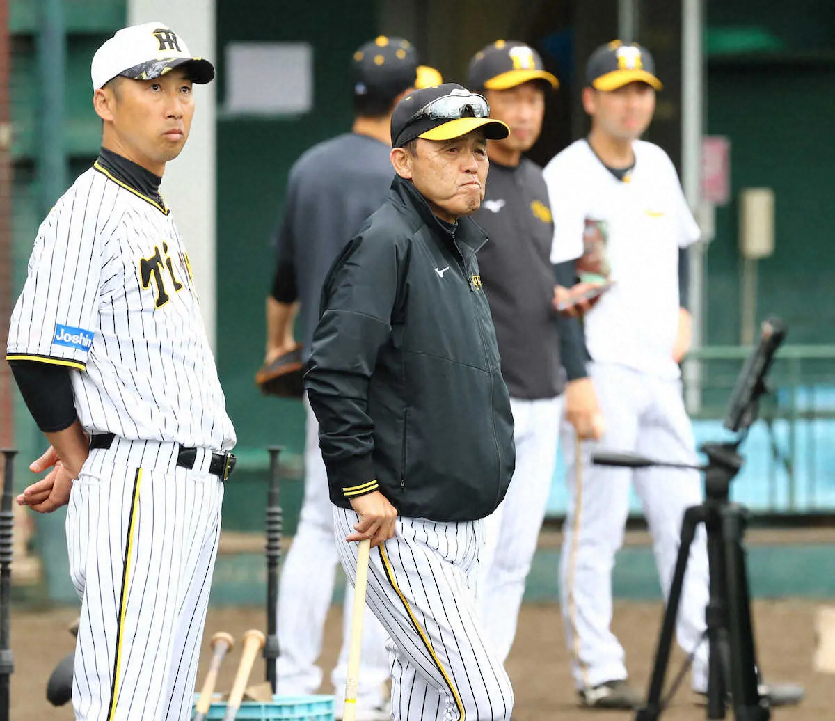 【画像・写真】阪神・岡田監督　助っ人コンビ快音でもボヤキ節　実戦形式より「サインプレーとかやらなアカンことがある」