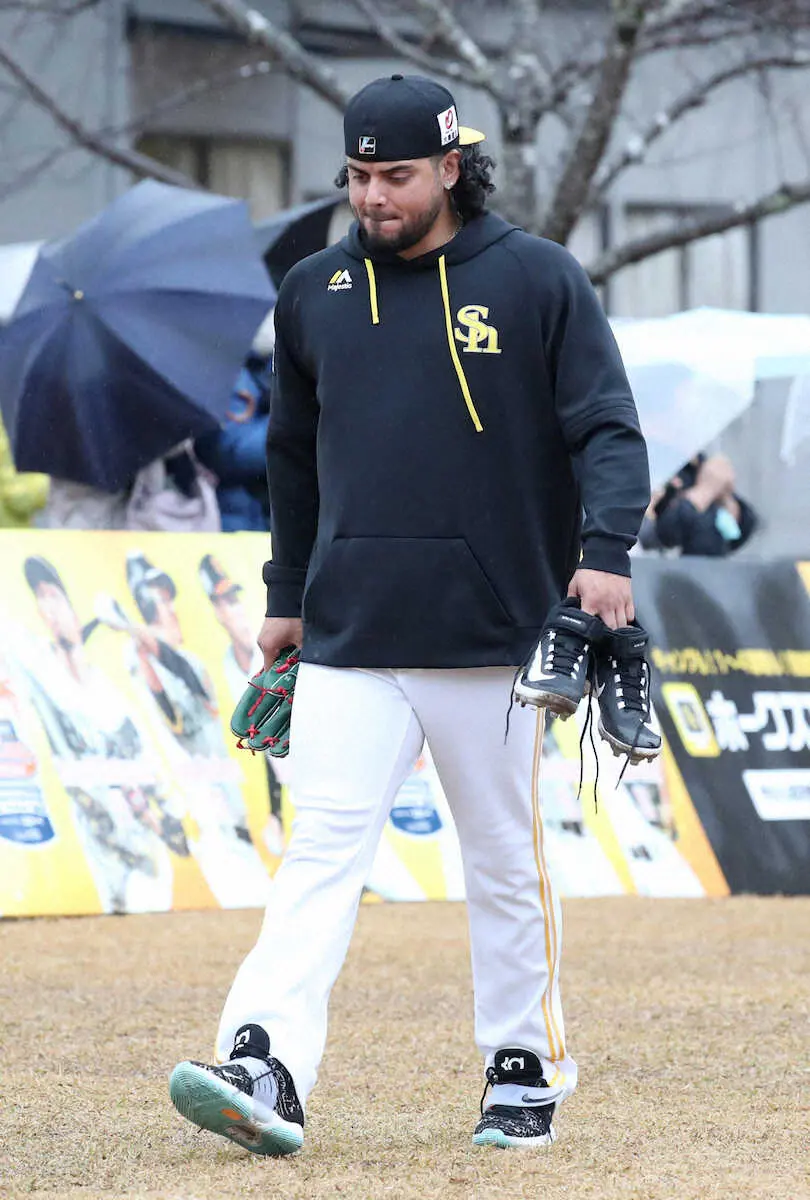【画像・写真】ソフトバンクの新加入右腕オスナが全体練習に初合流　投内連係に参加し剛腕披露
