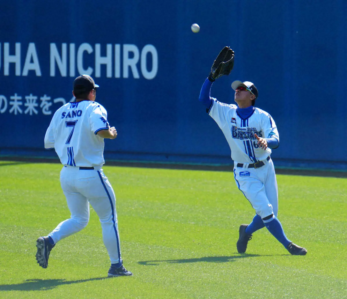 【画像・写真】DeNAが外野ノックでキャッチ＆トスの異例？練習