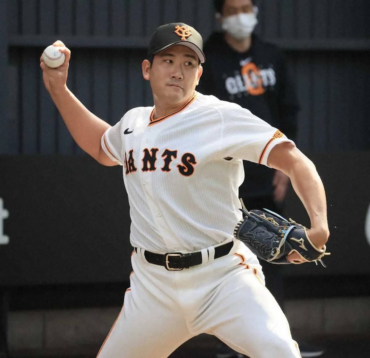 【画像・写真】巨人・菅野　4度目ブルペン　開幕投手本命「順調」　原監督が打席に立つ場面も