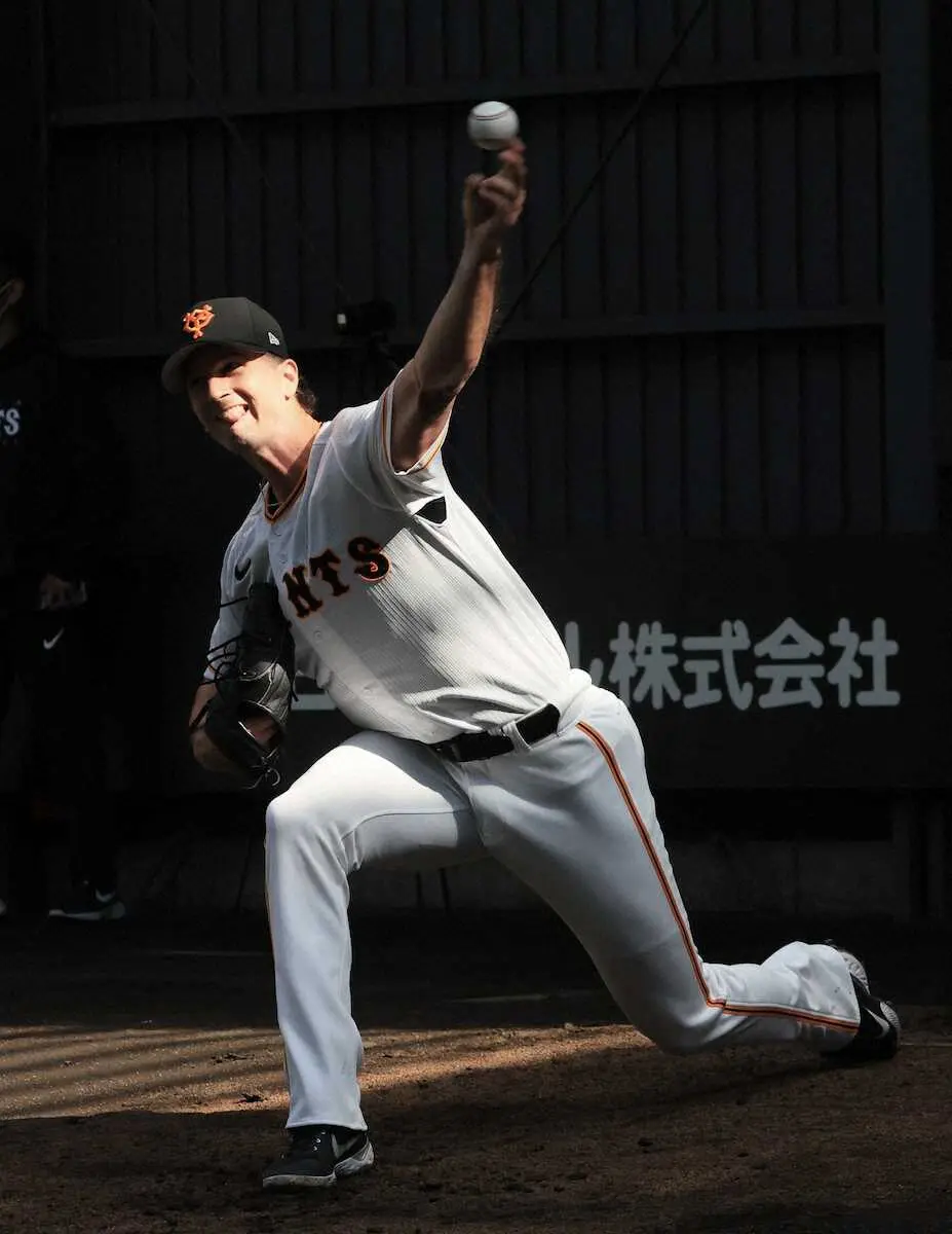 【画像・写真】巨人の新外国人・グリフィン　ブルペンで39球　「この時期にしては満足のいくブルペン」