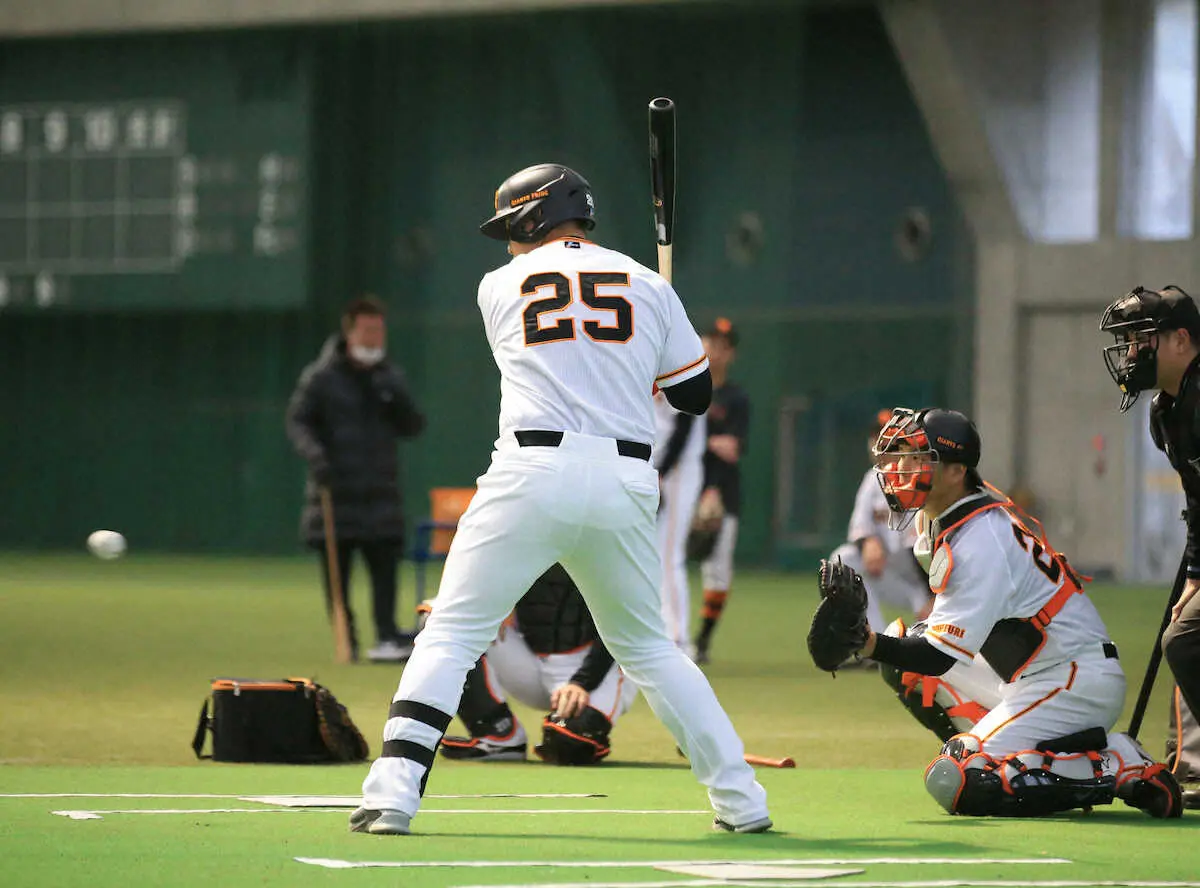 【画像・写真】巨人　岡本和が打撃投手を務めた赤星から連発　左翼守備にも