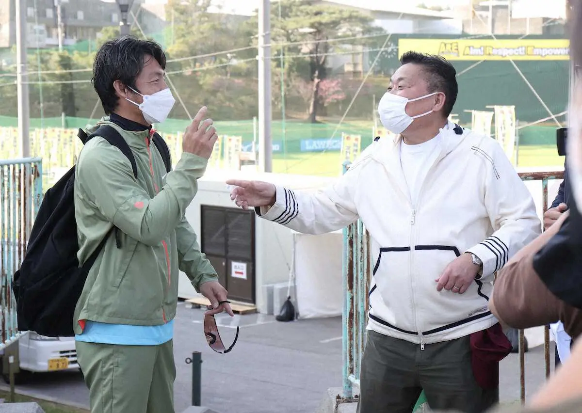 【画像・写真】鳥谷敬氏が阪神の臨時コーチに　4年ぶり虎ウェアであいさつ「平田さんに負けないように声出します」