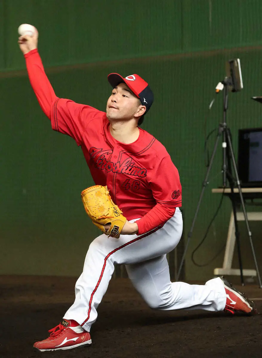 【画像・写真】広島ドラ5・河野　打球右足直撃で球場内に衝撃音響く　トレーナーに担がれて降板の不運